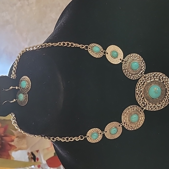 paparazzi Jewelry - 4 pieces of jewelry set Necklace, Earrings, bracelet and ring 💍